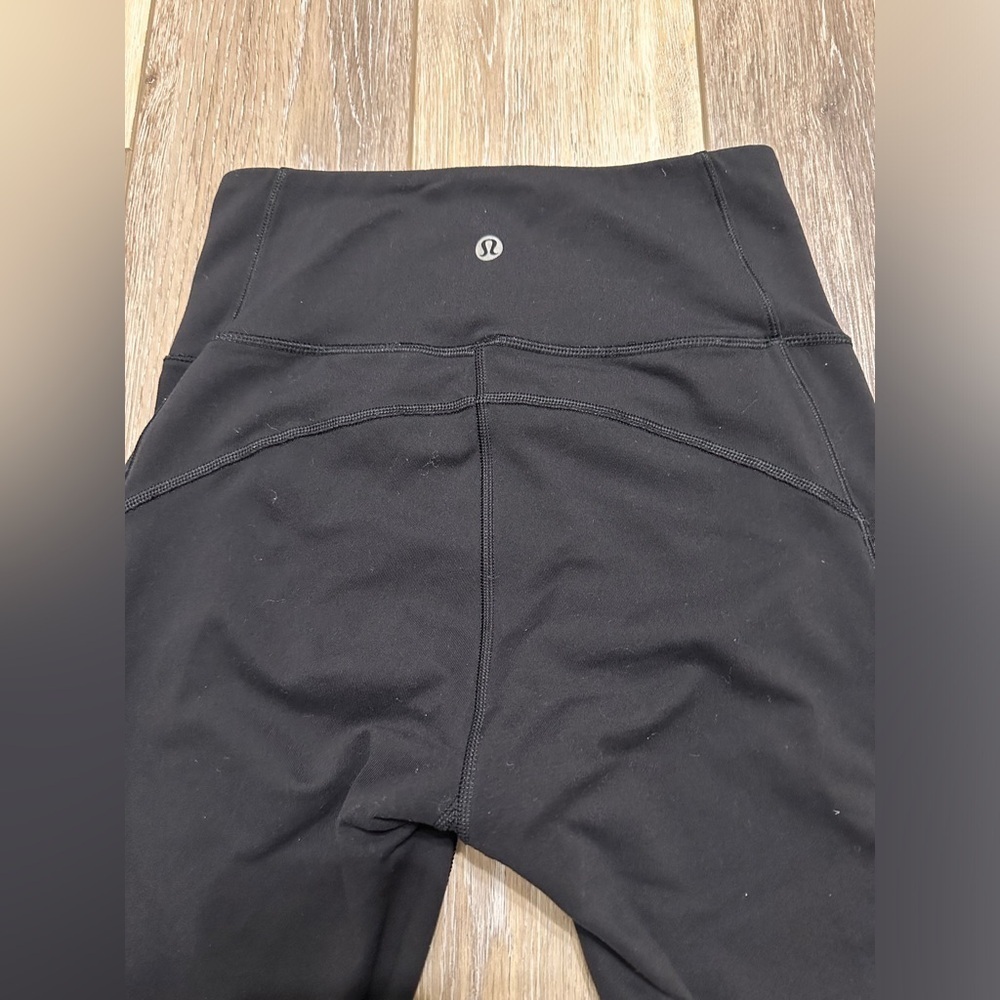 🛍️Lululemon Capri  with pockets Size small (tags removed) thick material)